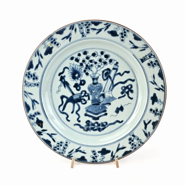 Piatto in porcellana bianca decorato in monocromia blu, Cina, Compagnia delle Indie, XVIII secolo  - Asta Collezioni Private - Mobili, Oggetti d'Arte e Dipinti Antichi e del XIX Secolo - Associazione Nazionale - Case d'Asta italiane
