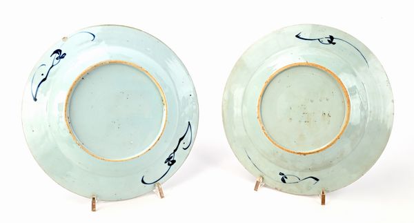 Due piatti diversi in porcellana bianca e blu, Cina, XVIII secolo  - Asta Collezioni Private - Mobili, Oggetti d'Arte e Dipinti Antichi e del XIX Secolo - Associazione Nazionale - Case d'Asta italiane