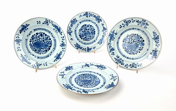 Quattro piatti in porcellana bianca e blu, Cina, XVIII secolo  - Asta Collezioni Private - Mobili, Oggetti d'Arte e Dipinti Antichi e del XIX Secolo - Associazione Nazionale - Case d'Asta italiane