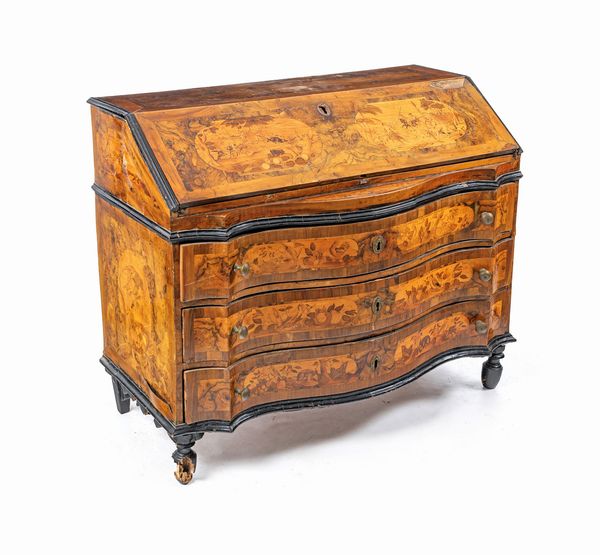 Cassettone a ribalta in noce intarsiato, Cremona, XVIII secolo  - Asta Collezioni Private - Mobili, Oggetti d'Arte e Dipinti Antichi e del XIX Secolo - Associazione Nazionale - Case d'Asta italiane