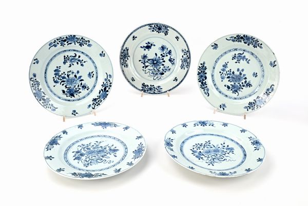 Cinque piatti in porcellana bianca e blu, Cina, XVIII secolo  - Asta Collezioni Private - Mobili, Oggetti d'Arte e Dipinti Antichi e del XIX Secolo - Associazione Nazionale - Case d'Asta italiane