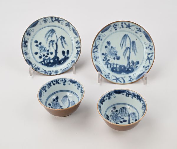 Coppia di coppette con piattino in porcellana bianca e blu, Cina, XVIII secolo  - Asta Collezioni Private - Mobili, Oggetti d'Arte e Dipinti Antichi e del XIX Secolo - Associazione Nazionale - Case d'Asta italiane