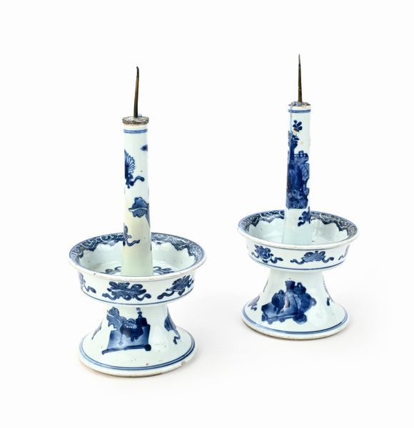 Coppia di candelieri in porcellana bianca e blu, Cina, XVIII secolo  - Asta Collezioni Private - Mobili, Oggetti d'Arte e Dipinti Antichi e del XIX Secolo - Associazione Nazionale - Case d'Asta italiane