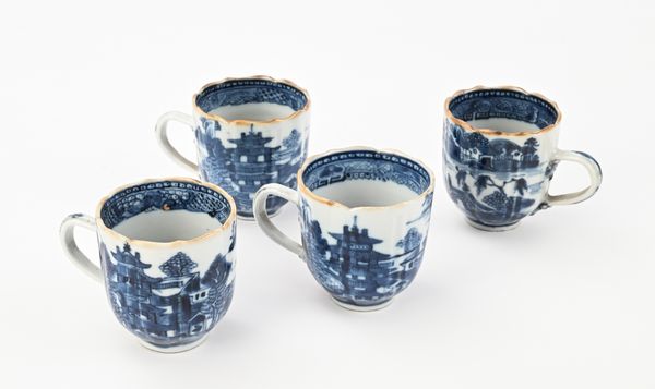 Quattro tazzine demitasse in porcellana blu e bianca, Cina, XVIII secolo  - Asta Collezioni Private - Mobili, Oggetti d'Arte e Dipinti Antichi e del XIX Secolo - Associazione Nazionale - Case d'Asta italiane