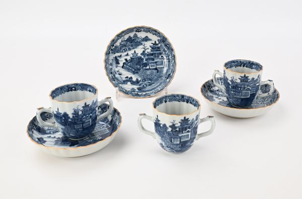 Tre tazzine biansate con piattino in porcellana bianca e blu, Cina, XVIII secolo  - Asta Collezioni Private - Mobili, Oggetti d'Arte e Dipinti Antichi e del XIX Secolo - Associazione Nazionale - Case d'Asta italiane