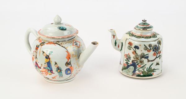 Due teiere diverse in porcellana policroma, Cina, Cina compagnia delle Indie, XVIII secolo  - Asta Collezioni Private - Mobili, Oggetti d'Arte e Dipinti Antichi e del XIX Secolo - Associazione Nazionale - Case d'Asta italiane