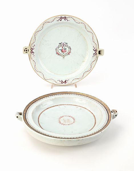 Due rchauds in porcellana con decoro diverso, Compagnia delle Indie, XVIII secolo  - Asta Collezioni Private - Mobili, Oggetti d'Arte e Dipinti Antichi e del XIX Secolo - Associazione Nazionale - Case d'Asta italiane