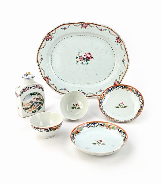 Quattro oggetti in porcellana policroma, Compagnia delle Indie, XVIII secolo  - Asta Collezioni Private - Mobili, Oggetti d'Arte e Dipinti Antichi e del XIX Secolo - Associazione Nazionale - Case d'Asta italiane