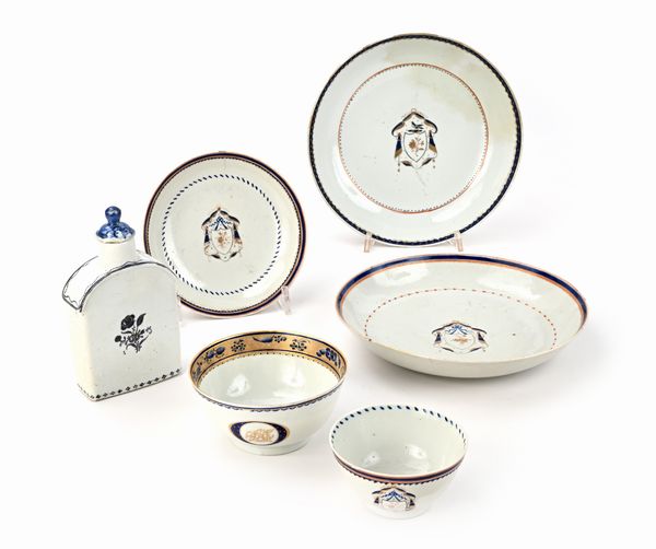 Lotto di sei porcellane diverse con profili blu, Compagnia delle Indie, XVIII secolo  - Asta Collezioni Private - Mobili, Oggetti d'Arte e Dipinti Antichi e del XIX Secolo - Associazione Nazionale - Case d'Asta italiane