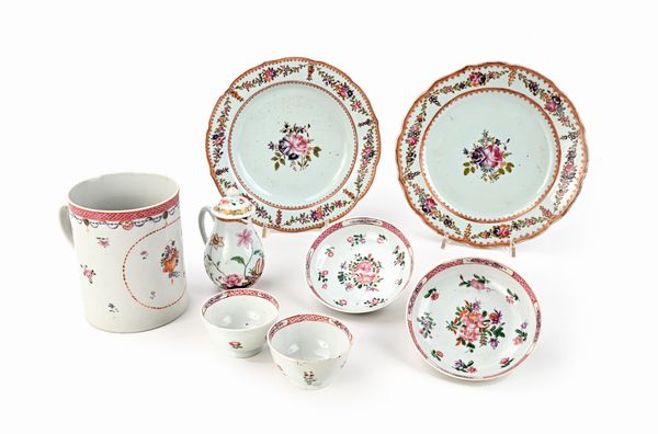 Due piatti, due tazze con piattino, una caffettiera con coperchio e un tankard in porcellana policroma, Compagnia delle Indie, XVIII secolo  - Asta Collezioni Private - Mobili, Oggetti d'Arte e Dipinti Antichi e del XIX Secolo - Associazione Nazionale - Case d'Asta italiane