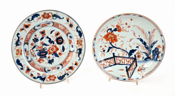 Due piatti diversi in porcellana decorati nei toni dell'Imari, Cina, XVIII secolo  - Asta Collezioni Private - Mobili, Oggetti d'Arte e Dipinti Antichi e del XIX Secolo - Associazione Nazionale - Case d'Asta italiane