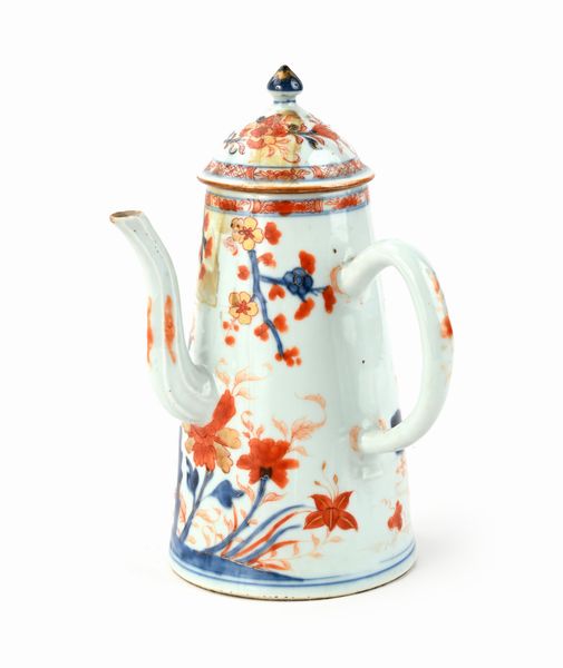 Cioccolatiera in porcellana Imari, Cina, Compagnia delle Indie, XVIII secolo  - Asta Collezioni Private - Mobili, Oggetti d'Arte e Dipinti Antichi e del XIX Secolo - Associazione Nazionale - Case d'Asta italiane