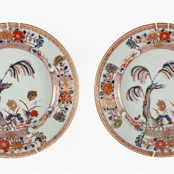 Coppia di antichi piatti in porcellana policroma, Cina, Dinastia Qing  - Asta Collezioni Private - Mobili, Oggetti d'Arte e Dipinti Antichi e del XIX Secolo - Associazione Nazionale - Case d'Asta italiane
