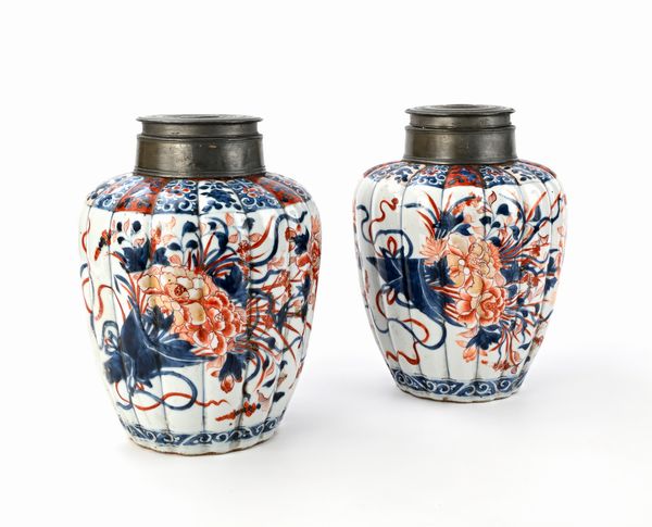 Coppia di ginger jars in porcellana Imari con chiusura in peltro, Cina, XVIII secolo  - Asta Collezioni Private - Mobili, Oggetti d'Arte e Dipinti Antichi e del XIX Secolo - Associazione Nazionale - Case d'Asta italiane
