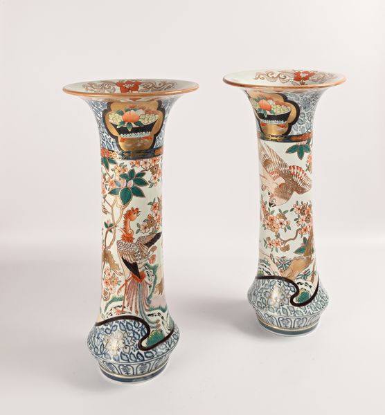 Coppia di grandi vasi a tromba in porcellana policroma, Giappone, XIX secolo  - Asta Collezioni Private - Mobili, Oggetti d'Arte e Dipinti Antichi e del XIX Secolo - Associazione Nazionale - Case d'Asta italiane