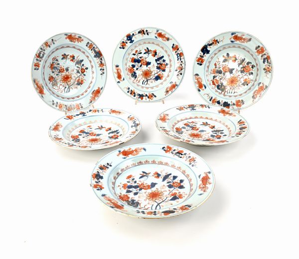 Sei fondine in porcellana Imari, Cina, Compagnia delle Indie, XVIII secolo  - Asta Collezioni Private - Mobili, Oggetti d'Arte e Dipinti Antichi e del XIX Secolo - Associazione Nazionale - Case d'Asta italiane