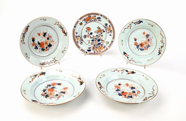 Cinque piatti diversi in porcellana Imari, XVIII secolo  - Asta Collezioni Private - Mobili, Oggetti d'Arte e Dipinti Antichi e del XIX Secolo - Associazione Nazionale - Case d'Asta italiane