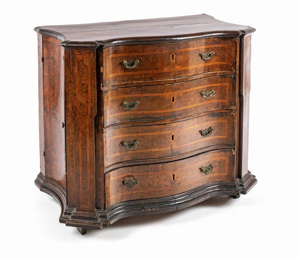 Cassettone in noce, Ferrara, XVIII secolo  - Asta Collezioni Private - Mobili, Oggetti d'Arte e Dipinti Antichi e del XIX Secolo - Associazione Nazionale - Case d'Asta italiane