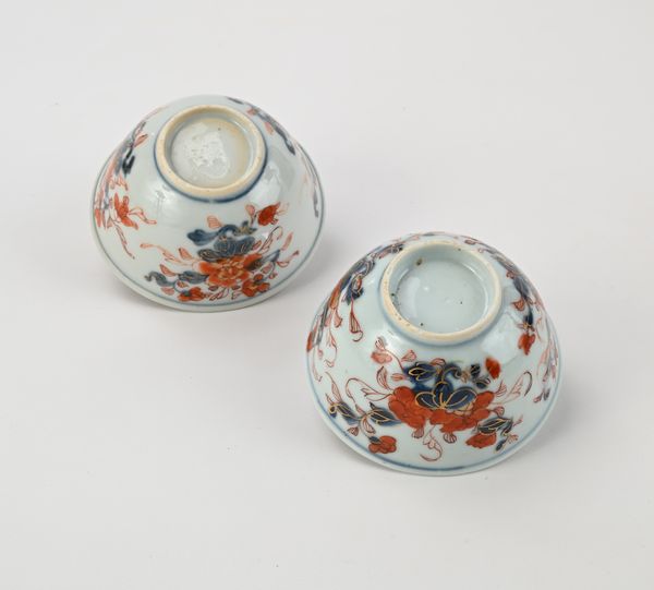 Coppia di bowls con piattino in porcellana Imari, XVIII secolo  - Asta Collezioni Private - Mobili, Oggetti d'Arte e Dipinti Antichi e del XIX Secolo - Associazione Nazionale - Case d'Asta italiane
