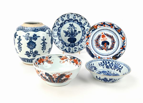 Cinque oggetti in porcellana, Cina, Compagnia delle Indie, XVIII secolo  - Asta Collezioni Private - Mobili, Oggetti d'Arte e Dipinti Antichi e del XIX Secolo - Associazione Nazionale - Case d'Asta italiane