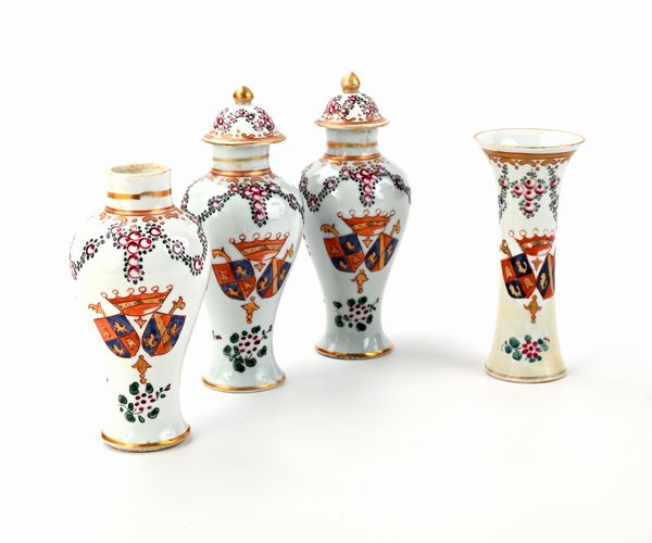 Quattro vasi miniature diversi in porcellana policroma con stemmi araldici, Compagnia delle Indie, XVIII secolo  - Asta Collezioni Private - Mobili, Oggetti d'Arte e Dipinti Antichi e del XIX Secolo - Associazione Nazionale - Case d'Asta italiane