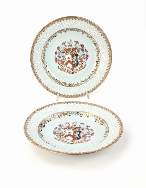 Coppia di piatti in porcellana policroma e dorata con stemmi araldici, Compagnia delle Indie, XVIII secolo  - Asta Collezioni Private - Mobili, Oggetti d'Arte e Dipinti Antichi e del XIX Secolo - Associazione Nazionale - Case d'Asta italiane