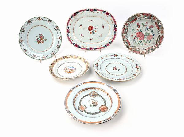 Quattro piatti e un vassoio in porcellana policroma con diversa decorazione, Cina, Compagnia delle Indie, XVIII secolo  - Asta Collezioni Private - Mobili, Oggetti d'Arte e Dipinti Antichi e del XIX Secolo - Associazione Nazionale - Case d'Asta italiane