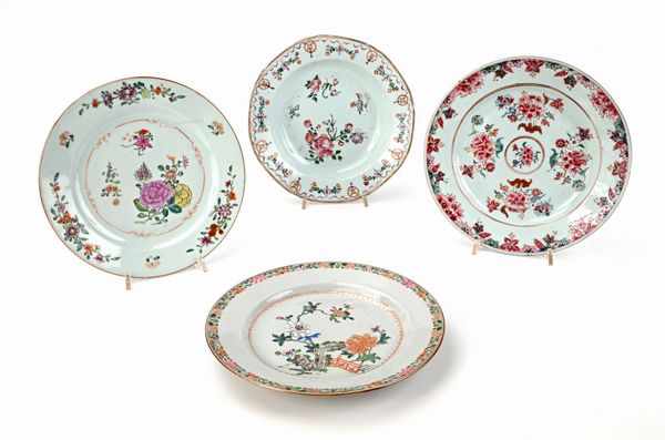Quattro piatti diversi in porcellana policroma e dorata, Compagnia delle Indie, XVIII secolo  - Asta Collezioni Private - Mobili, Oggetti d'Arte e Dipinti Antichi e del XIX Secolo - Associazione Nazionale - Case d'Asta italiane