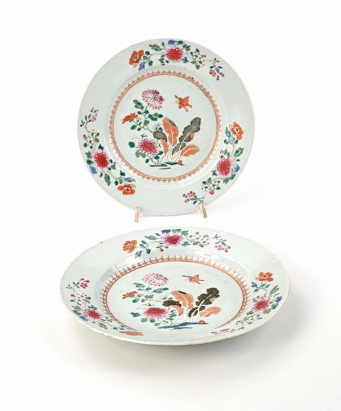 Coppia di piatti in porcellana policroma a motivi floreali, Compagnia delle Indie, XVIII secolo  - Asta Collezioni Private - Mobili, Oggetti d'Arte e Dipinti Antichi e del XIX Secolo - Associazione Nazionale - Case d'Asta italiane