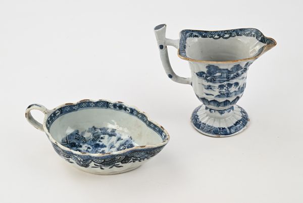 Salsiera a navicella e brocchetta in porcellana bianca e blu, Compagnia delle Indie, XVIII secolo  - Asta Collezioni Private - Mobili, Oggetti d'Arte e Dipinti Antichi e del XIX Secolo - Associazione Nazionale - Case d'Asta italiane