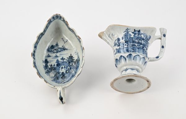 Salsiera a navicella e brocchetta in porcellana bianca e blu, Compagnia delle Indie, XVIII secolo  - Asta Collezioni Private - Mobili, Oggetti d'Arte e Dipinti Antichi e del XIX Secolo - Associazione Nazionale - Case d'Asta italiane