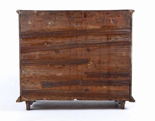 Cassettone in noce, Ferrara, XVIII secolo  - Asta Collezioni Private - Mobili, Oggetti d'Arte e Dipinti Antichi e del XIX Secolo - Associazione Nazionale - Case d'Asta italiane