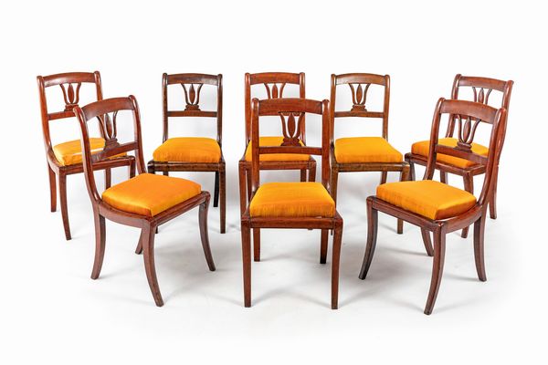 Otto sedie in legno di frutto, XIX secolo  - Asta Collezioni Private - Mobili, Oggetti d'Arte e Dipinti Antichi e del XIX Secolo - Associazione Nazionale - Case d'Asta italiane