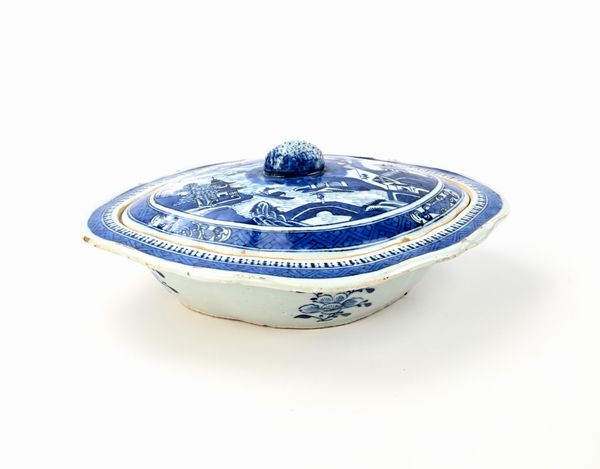 Legumiera in porcellana bianca e blu, Cina, XVIII secolo  - Asta Collezioni Private - Mobili, Oggetti d'Arte e Dipinti Antichi e del XIX Secolo - Associazione Nazionale - Case d'Asta italiane