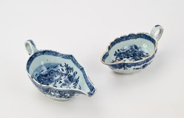 Due salsiere diverse in porcellana bianca e blu, Cina, Compagnia delle Indie, XVIII secolo  - Asta Collezioni Private - Mobili, Oggetti d'Arte e Dipinti Antichi e del XIX Secolo - Associazione Nazionale - Case d'Asta italiane