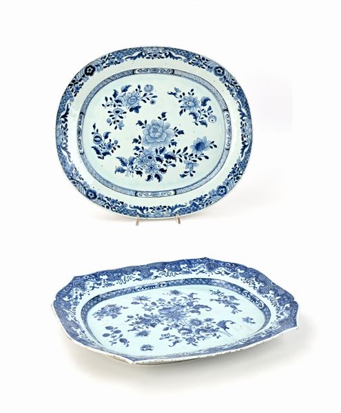 Due vassoi diversi in porcellana bianca e blu, Compagnia delle Indie, XVIII secolo  - Asta Collezioni Private - Mobili, Oggetti d'Arte e Dipinti Antichi e del XIX Secolo - Associazione Nazionale - Case d'Asta italiane