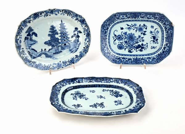 Tre vassoietti diversi in porcellana bianca e blu, Cina, XVIII secolo  - Asta Collezioni Private - Mobili, Oggetti d'Arte e Dipinti Antichi e del XIX Secolo - Associazione Nazionale - Case d'Asta italiane