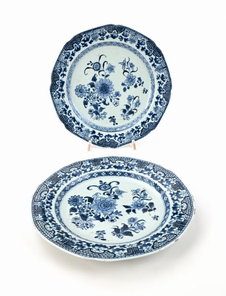 Coppia di piatti ottagonali in porcellana bianca e blu, Cina, XVIII secolo  - Asta Collezioni Private - Mobili, Oggetti d'Arte e Dipinti Antichi e del XIX Secolo - Associazione Nazionale - Case d'Asta italiane