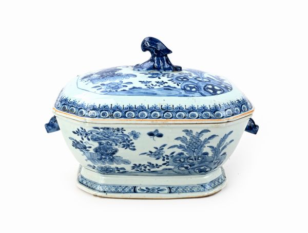 Zuppiera con coperchio in porcellana bianca e blu, Cina  - Asta Collezioni Private - Mobili, Oggetti d'Arte e Dipinti Antichi e del XIX Secolo - Associazione Nazionale - Case d'Asta italiane