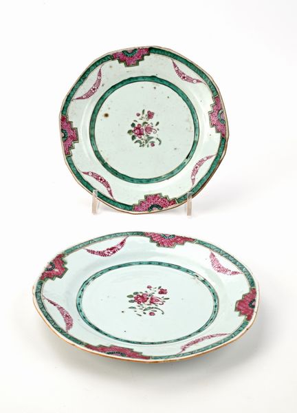 Coppia di piatti ottagonali in porcellana policroma, Cina, Compagnia delle Indie, XVIII secolo  - Asta Collezioni Private - Mobili, Oggetti d'Arte e Dipinti Antichi e del XIX Secolo - Associazione Nazionale - Case d'Asta italiane