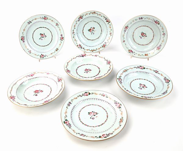Sette piatti in porcellana policroma con ghirlande e rose, Compagnia delle Indie, XVIII secolo  - Asta Collezioni Private - Mobili, Oggetti d'Arte e Dipinti Antichi e del XIX Secolo - Associazione Nazionale - Case d'Asta italiane