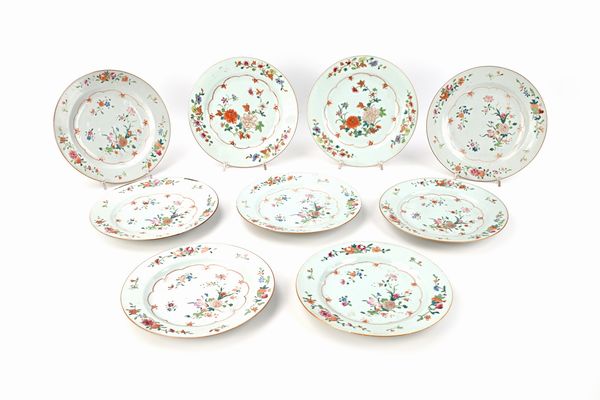Nove piatti in porcellana policroma a motivi floreali, Compagnia delle Indie, XVIII secolo  - Asta Collezioni Private - Mobili, Oggetti d'Arte e Dipinti Antichi e del XIX Secolo - Associazione Nazionale - Case d'Asta italiane