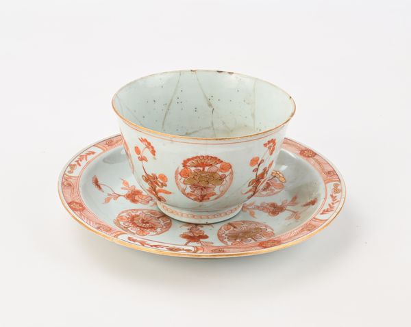 Bowl e piattino in porcellana decorata in rosso ferro, Cina, XVIII secolo  - Asta Collezioni Private - Mobili, Oggetti d'Arte e Dipinti Antichi e del XIX Secolo - Associazione Nazionale - Case d'Asta italiane