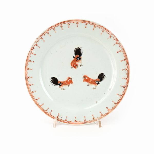 Piattino con decoro a galletti in rosso ferro e nero, Compagnia delle Indie, XVIII secolo  - Asta Collezioni Private - Mobili, Oggetti d'Arte e Dipinti Antichi e del XIX Secolo - Associazione Nazionale - Case d'Asta italiane