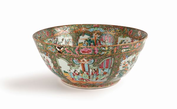 Grande ciotola in porcellana policroma, Cina, XIX secolo  - Asta Collezioni Private - Mobili, Oggetti d'Arte e Dipinti Antichi e del XIX Secolo - Associazione Nazionale - Case d'Asta italiane