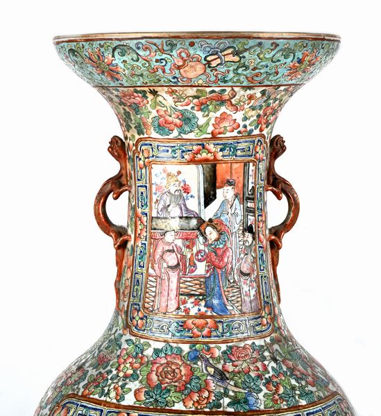 Coppia di grandi vasi in porcellana policroma, Cina, Dinastia Qing, XIX secolo  - Asta Collezioni Private - Mobili, Oggetti d'Arte e Dipinti Antichi e del XIX Secolo - Associazione Nazionale - Case d'Asta italiane