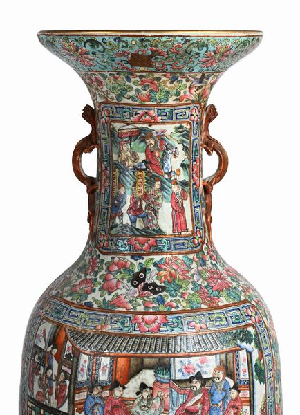 Coppia di grandi vasi in porcellana policroma, Cina, Dinastia Qing, XIX secolo  - Asta Collezioni Private - Mobili, Oggetti d'Arte e Dipinti Antichi e del XIX Secolo - Associazione Nazionale - Case d'Asta italiane