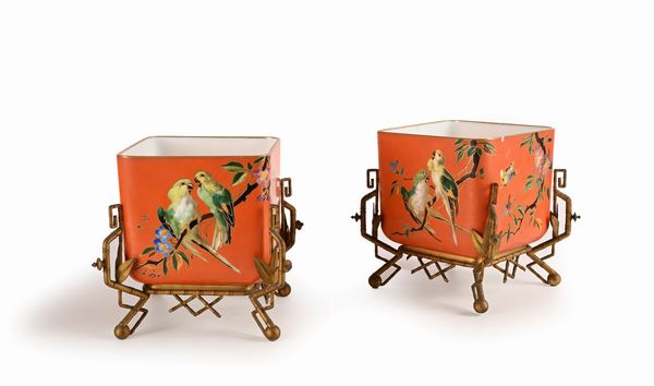 Coppia di cache pots in vetro opalino dipinto e montatura in bronzo dorato  - Asta Collezioni Private - Mobili, Oggetti d'Arte e Dipinti Antichi e del XIX Secolo - Associazione Nazionale - Case d'Asta italiane