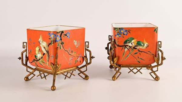 Coppia di cache pots in vetro opalino dipinto e montatura in bronzo dorato  - Asta Collezioni Private - Mobili, Oggetti d'Arte e Dipinti Antichi e del XIX Secolo - Associazione Nazionale - Case d'Asta italiane