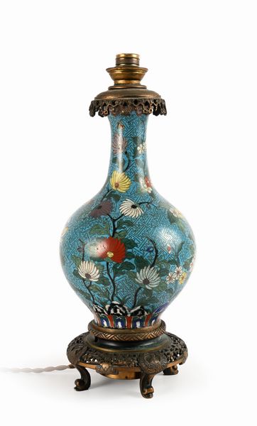 Lampada da tavolo in metallo cloisonn, Cina, dinastia Qing, XIX secolo  - Asta Collezioni Private - Mobili, Oggetti d'Arte e Dipinti Antichi e del XIX Secolo - Associazione Nazionale - Case d'Asta italiane